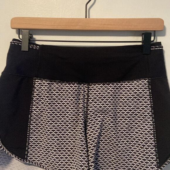 Lululemon Black & White Patterned Real Quick Athletic Shorts Size 6 - Picture 2 of 6